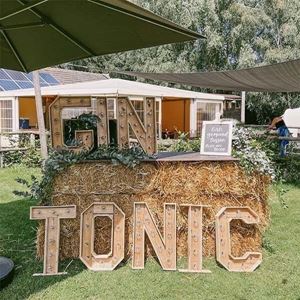 Kleine houten licht letters huren bij Loods of Rentals